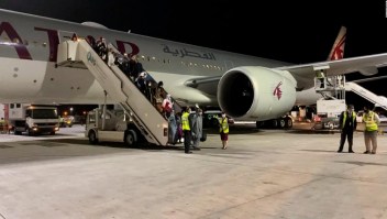 Afganos llegan a Qatar en vuelo comercial desde Kabul