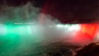 Cataratas del Niágara se iluminan de verde, blanco y rojo