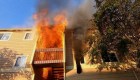 Bomberos rescatan a una menor de las llamas