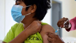 Jóvenes y niños vacunados ayudarían a inmunidad de rebaño