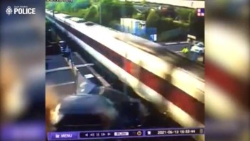 Video muestra choque de un tren en movimiento y un auto