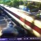 Video muestra choque de un tren en movimiento y un auto