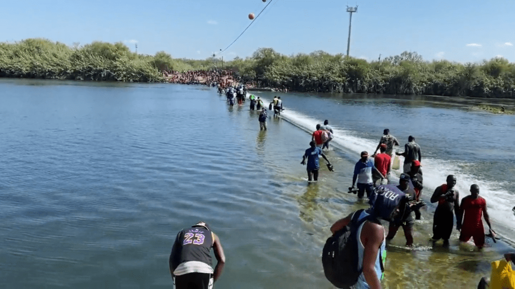Observe a decenas de migrantes cruzar el río Bravo hacia Estados Unidos.