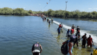 Mira a decenas de migrantes cruzar el río Bravo a EE.UU.