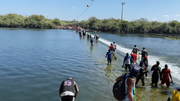 Mira a decenas de migrantes cruzar el río Bravo a EE.UU.