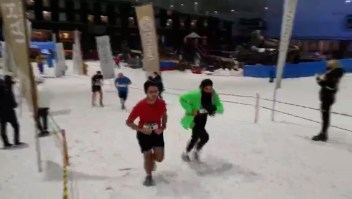 Realizan una carrera en la nieve en Dubai