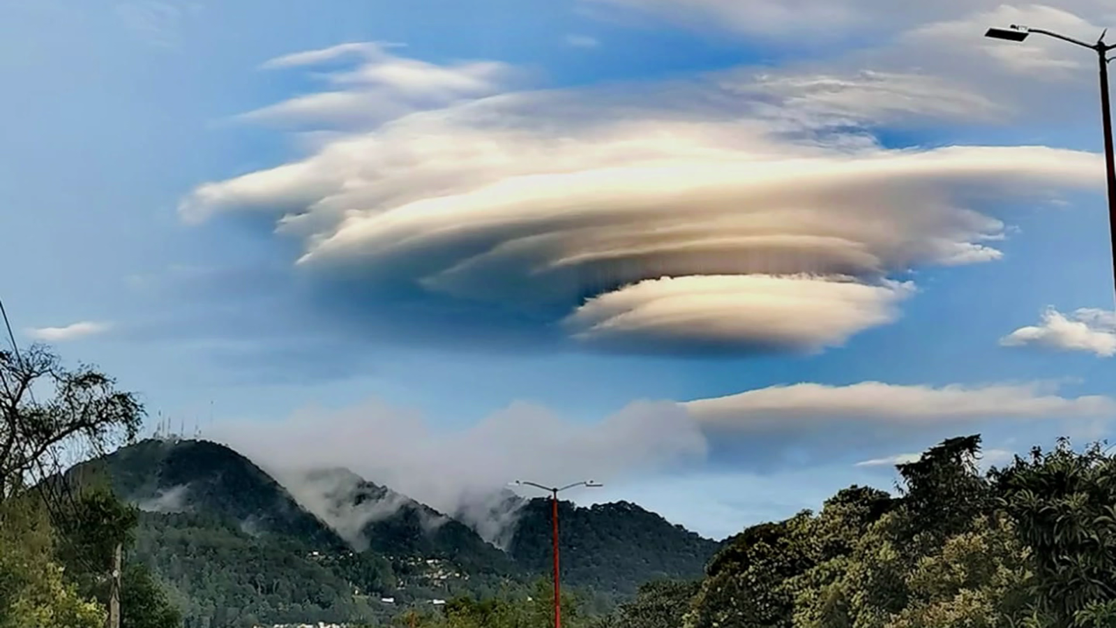 Nubes inusuales cubren los cielos de México Video
