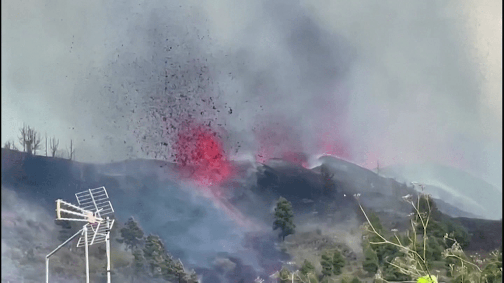 Watch the volcanic eruption in the Canary Islands