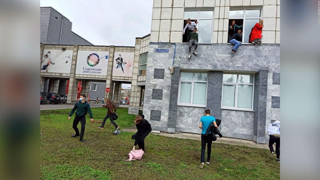 Tiroteo en Rusia: estudiantes escapan saltando por ventanas