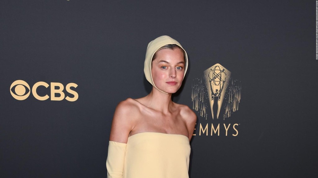 Emma Corrin roba las miradas en la alfombra de los Emmy 2021