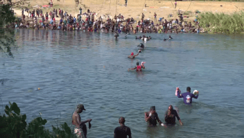 Migrantes bajo el puente en Del Río aguardan trámites