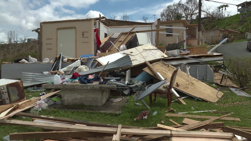Todavía reconstruye su casa que destrozó huracán en 2017