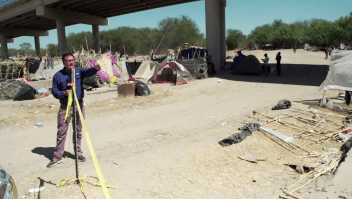 Remueven campamento de haitianos bajo puente en Texas