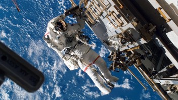 Astronautas reubican nave espacial Soyuz MS-18 en la EEI