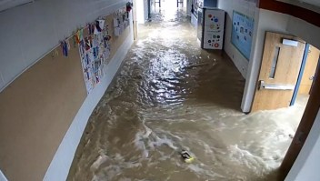 Impresionante inundación repentina en una escuela