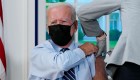 Biden recibe dosis de refuerzo de vacuna contra covid-19