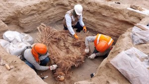 Descubren restos funerarios de más de 800 años en Perú