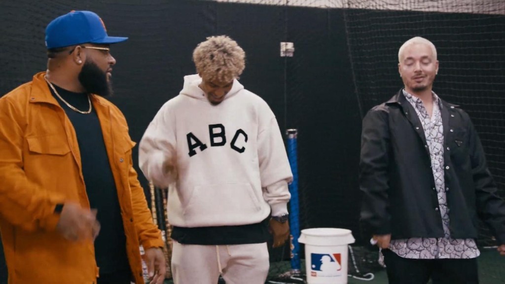 J Balvin and Francisco Lindor, to the rhythm of "In Da Getto"