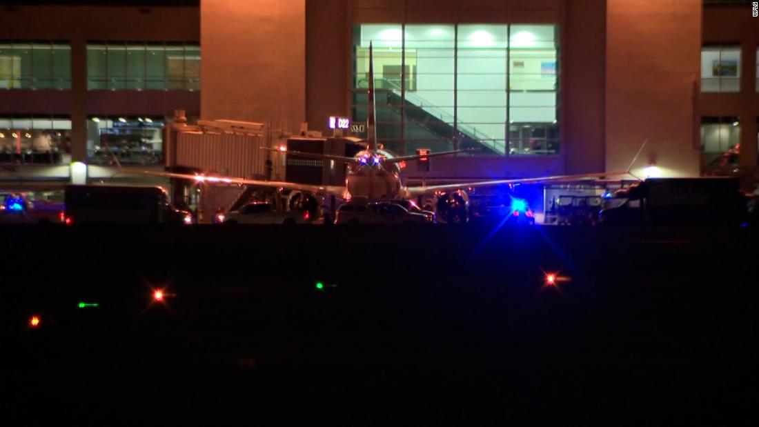 Un pasajero en un avión recién llegado al aeropuerto de Miami abre la salida de emergencia y sale al ala