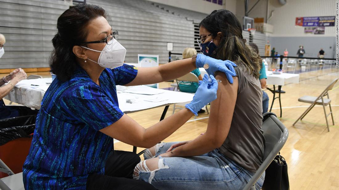 Las vacunas evitaron más de 250.000 casos de covid-19 y 39.000 muertes en EE.UU. entre los mayores, según un análisis del Gobierno