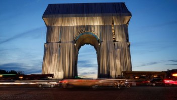 Así se ve el Arco del Triunfo envuelto, el proyecto póstumo del artista Christo