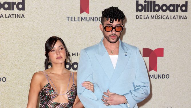 Gabriela Berlingeri y Bad Bunny desfilaron en la alfombra roja de los Premios BIllboard a lo mejor de la música latina (Fotografía: Alexander Tamargo/Telemundo Internacional)