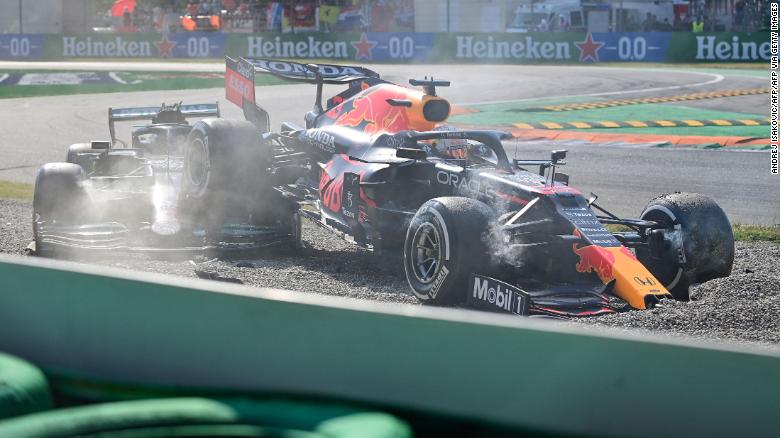 Hamilton e Verstappen si scontrano e si schiantano fuori dal drammatico GP d’Italia