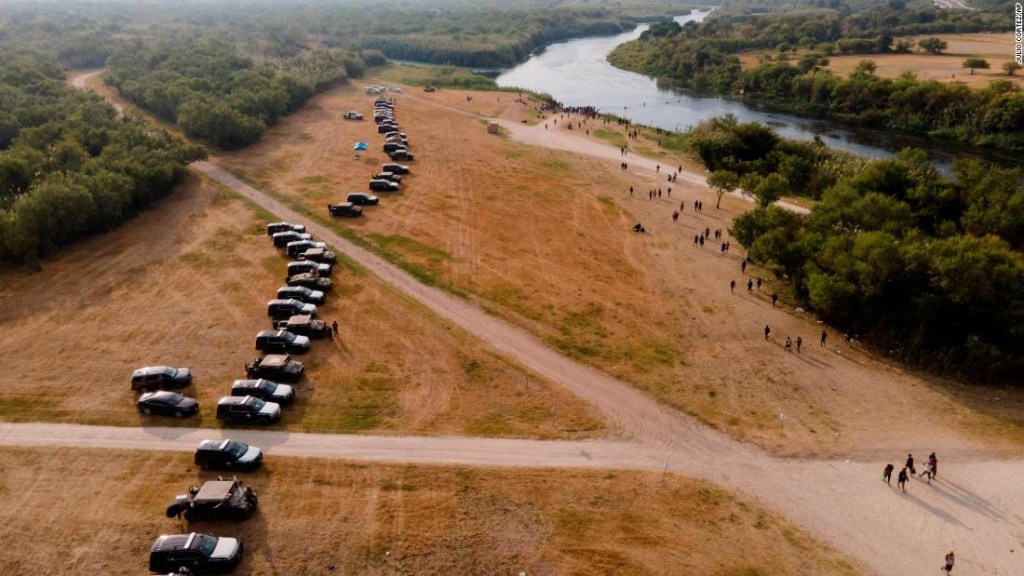 El gobernador de Texas aprueba una barrera de acero de kilómetros de largo para vehículos policiales para disuadir a más de 8.000 migrantes en Del Río