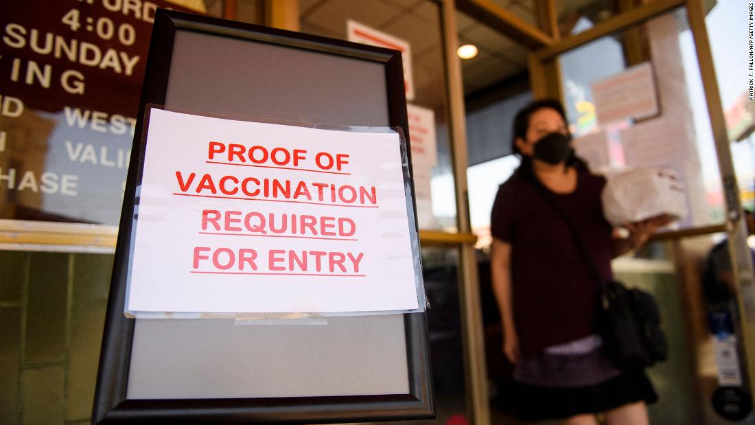 Pueden ser necesarios muchos, muchos más mandatos de vacunación para poner fin a la pandemia de covid-19, dice Fauci