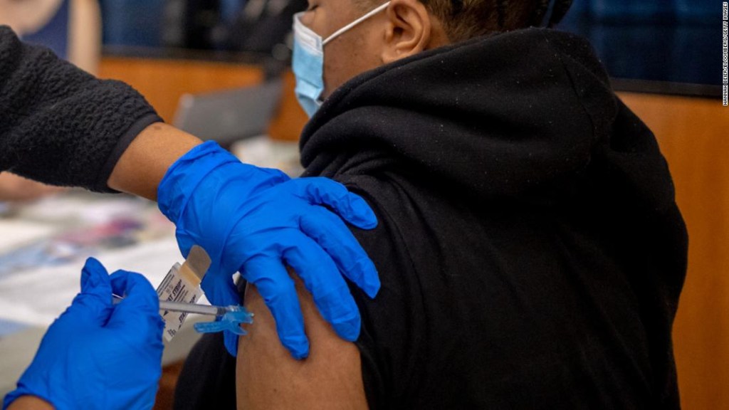 Las escuelas necesitarán mandatos de vacunas para que las clases presenciales duren, dice un experto