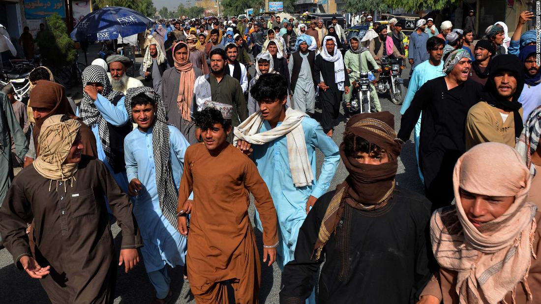 Los talibanes dan a miles de residentes de Kandahar tres días para abandonar sus hogares, dicen los manifestantes