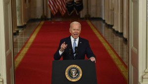 ANÁLISIS | Biden recurre a la construcción de la nación en casa, pero las amenazas políticas que dejó en Afganistán podrían volver a perseguirlo