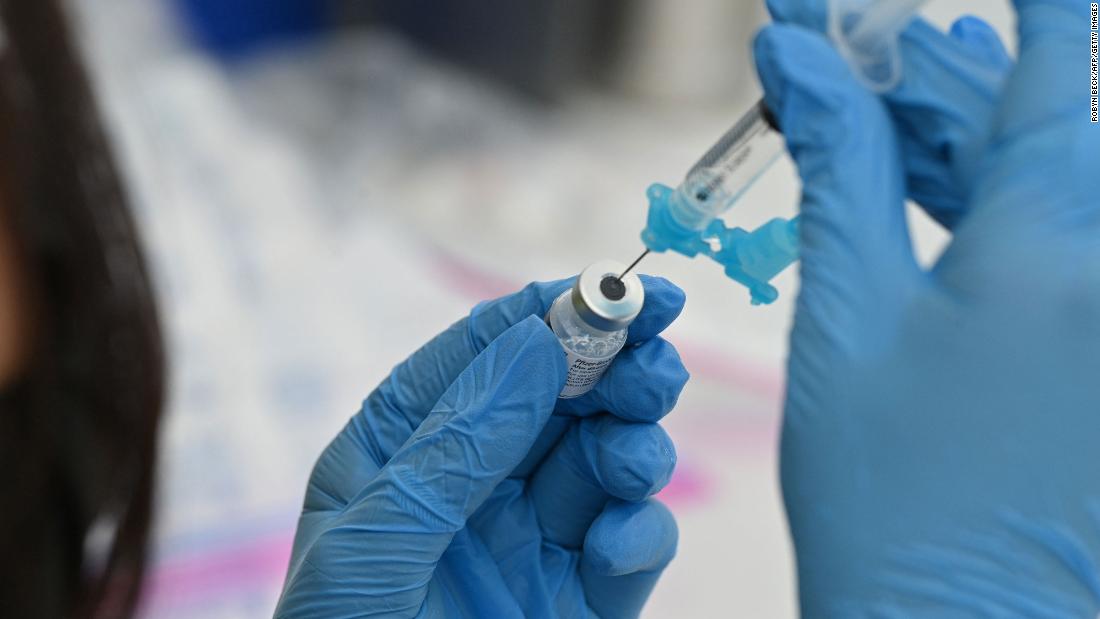 La FDA podría autorizar la vacuna de covid-19 para niños pequeños en cuestión de semanas, dice un experto