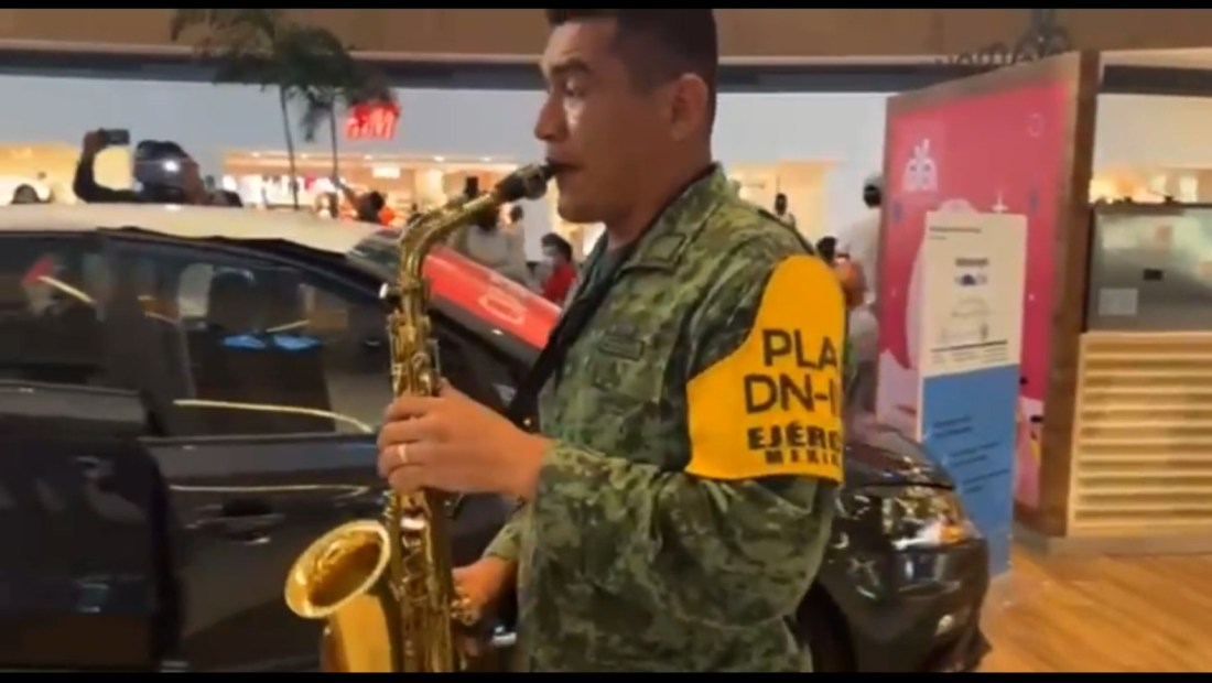 Banda de música del Ejército mexicano toca tema de Juan Gabriel