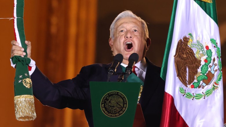 Así se vio el Grito de Independencia de López Obrador frente a un Zócalo sin gente