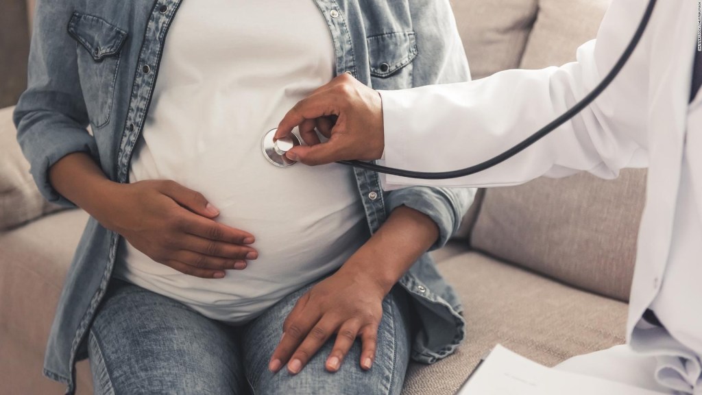 Covid-19 complica embarazos y partos, dicen dos estudios