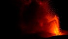 El monte Etna de Italia arroja cenizas y humo
