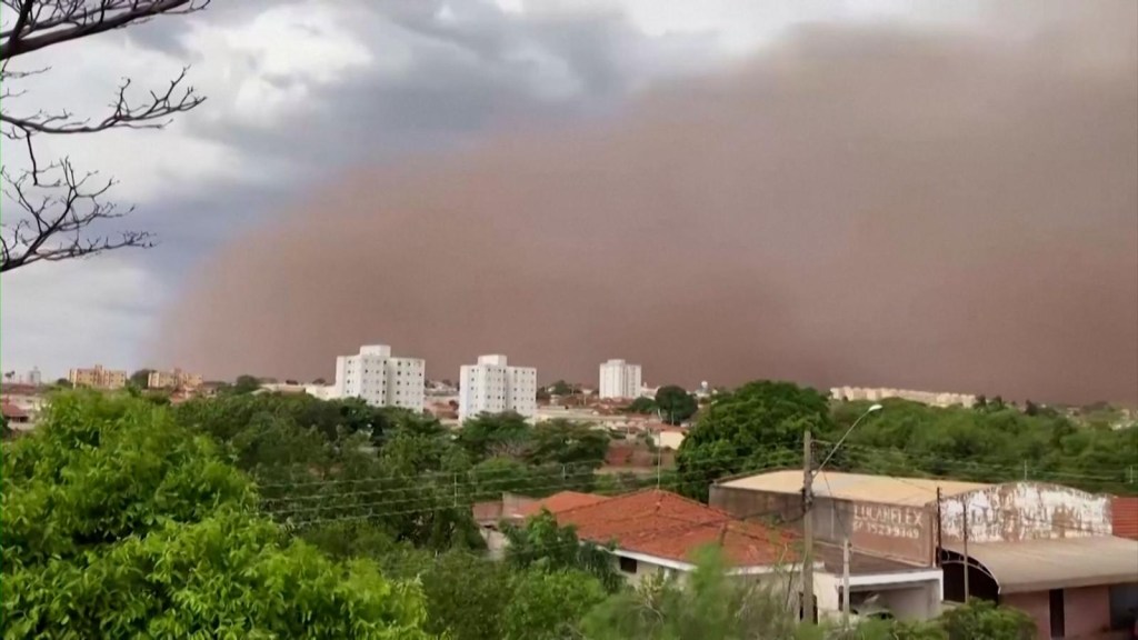 Sandstorm colored the sky of São Paulo orange