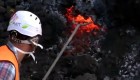 El arriesgado método para analizar la lava del volcán