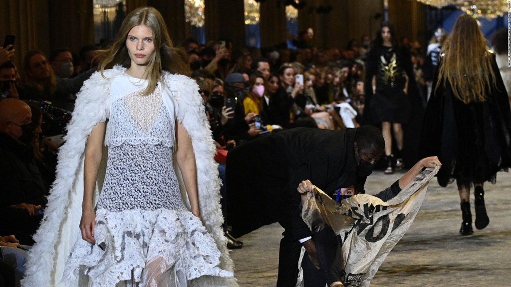 Rosalía x Louis Vuitton, el desfile que todo el mundo estaba esperando ver  en Paris Fashion Week