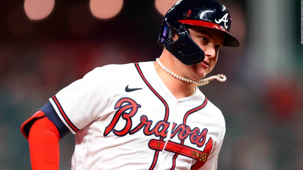 Baseball player wears a necklace and fascinates his followers