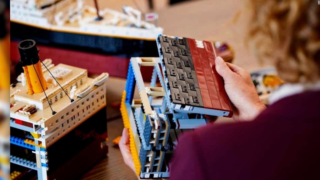 Mira este Titanic a escala de 9.090 piezas de LEGO