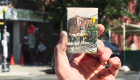 Este artista esconde sus pequeñas pinturas en Nueva York