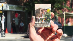 Este artista esconde sus pequeñas pinturas en Nueva York