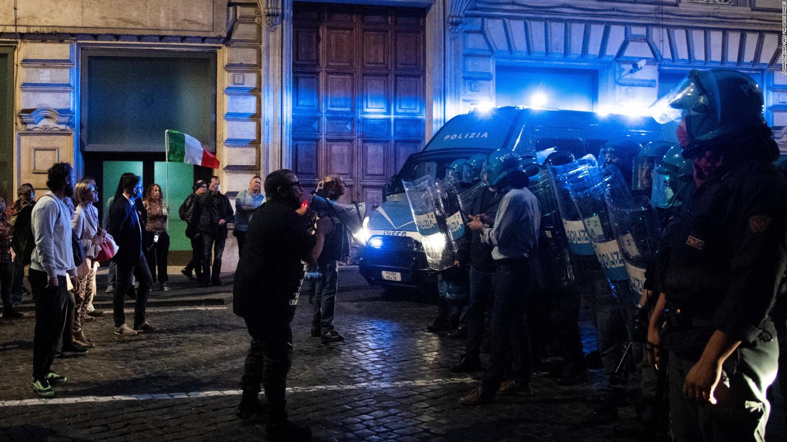 Le proteste contro le tessere sanitarie in Italia sono diventate violente