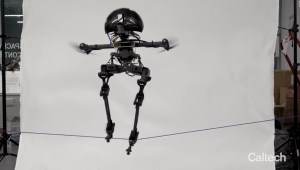 Este robot camina en la cuerda floja y puede volar