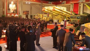 Kim Jong Un muestra armas nuevas y preocupa a expertos