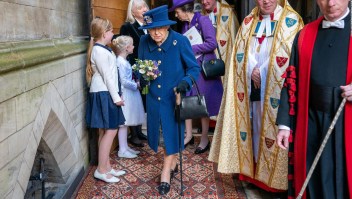 La reina Isabel usa un bastón en público por primera vez