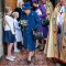 La reina Isabel usa un bastón en público por primera vez