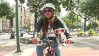 Esta joven innovó con su bici para moverse por Caracas